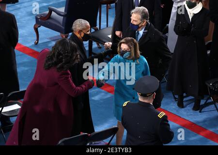 Washington, DC. Januar 2021, Washington, DC - JANUAR 20: Der ehemalige US-Präsident Barack Obama und die ehemalige First Lady Michelle Obama begrüßen die Sprecherin des Repräsentantenhauses Nancy Pelosi (D-CA) und ihren Ehemann Paul Pelosi bei der Amtseinführung des designierten US-Präsidenten Joe Biden an der Westfront des US-Kapitols am 20. Januar 2021 in Washington, DC. Während der heutigen Einweihungszeremonie wird Joe Biden zum 46. Präsidenten der Vereinigten Staaten. (Foto von Tasos Katopodis/Getty Images) Quelle: dpa picture Alliance/Alamy Live News Stockfoto