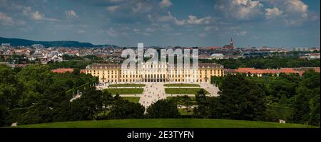 2. Juni 2019 Wien, Österreich: Malerischer Blick auf das kaiserliche Schloss Schönbrunn mit landschaftlich schönem Parterre-Garten an einem schönen sonnigen Tag mit blauer Wolke Stockfoto