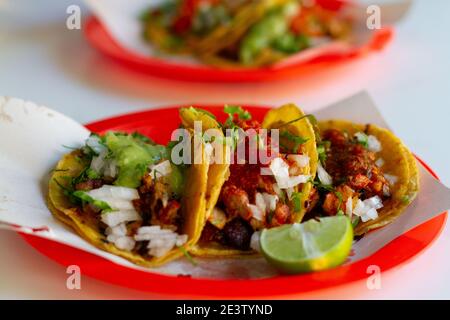 Tacos al Pastor serviert mit einer Scheibe Limette in Mexiko-Stadt. Stockfoto