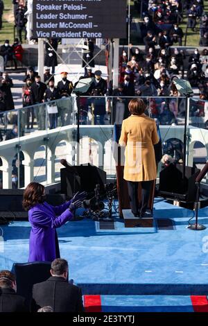 Washington, DC. 20. Januar 2021 Washington, DC - JANUAR 20: Senatorin Amy Klobuchar (D-MN) spricht während der Amtseinführung des designierten US-Präsidenten Joe Biden an der Westfront des US-Kapitols am 20. Januar 2021 in Washington, DC. Während der heutigen Einweihungszeremonie wird Joe Biden zum 46. Präsidenten der Vereinigten Staaten. (Foto von Tasos Katopodis/Getty Images) Quelle: dpa picture Alliance/Alamy Live News Stockfoto
