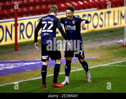 George Saville von Middlesbrough (links) feiert das zweite Tor seiner Mannschaft mit Teamkollege Marcus Tavernier während des Sky Bet Championship-Spiels auf dem City Ground, Nottingham. Bilddatum: Mittwoch, 20. Januar 2021. Stockfoto