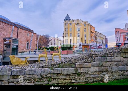 06.01.2021. Plovdiv. Bulgarien Plovdiv römischen Stadion und Knyaz Alexander I Straße und Dschumaya Moschee auf dem Hauptplatz mit bewölktem Himmel Hintergrund. Golden Stockfoto