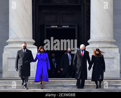 Washington, DC. Januar 2021.USA Vizepräsident Kamala Harris, Ehemann Douglas Emhoff, ehemaliger Vizepräsident Mike Pence und Frau Karen Pence gehen die Ostseite Schritte des US-Kapitols nach der 59. Präsidenteneinführung in Washington, DC am Mittwoch, 20. Januar 2021 hinunter. Foto von David Tulis/UPI Quelle: dpa picture Alliance/Alamy Live News Stockfoto