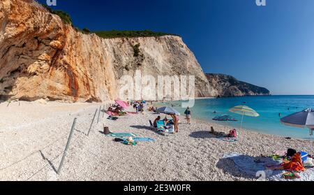 Strand von Porto Katsiki, ein sehr beliebter Sandstrand direkt an steilen Hügeln, auf der Insel Lefkada, Ionisches Meer, Griechenland, Europa Stockfoto