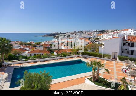 Albufeira Blick Nach Westen Von Den Upper Town Hotels Bis Zum Altstadt Von Albufeira Stadtbild Ferienunterkünfte Mit Meerblick Die Algarve Portugal Stockfoto