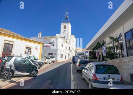 Albufeira Uhrturm (Torre do Relógio de Albufeira) und Glocke das Gebäude war früher das alte Gefängnis Stockfoto