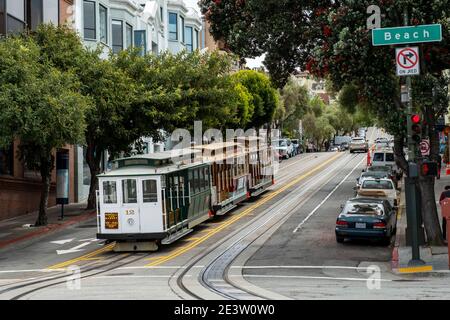 Die Cable Car-Linie der Powell- und Hyde-Linie fährt an der Beach Street in Downtown San Francisco, Kalifornien, USA vorbei. Stockfoto