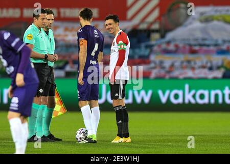ROTTERDAM, NIEDERLANDE - JANUAR 20: Schiedsrichter Jeroen Manschot, Robin Propper von Heracles Almelo, Steven Berghuis von Feyenoord während des niederländischen KNVB Cup Stockfoto