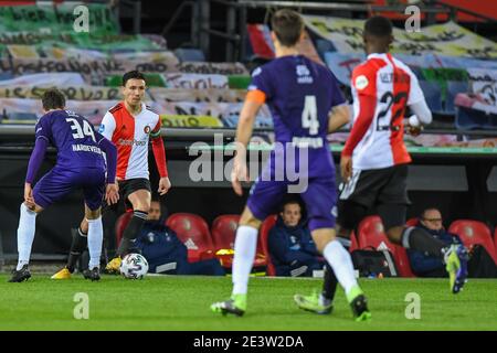 ROTTERDAM, NIEDERLANDE - JANUAR 20: Jeff Hardeveld von Heracles Almelo, Steven Berghuis von Feyenoord, Robin Propper von Heracles Almelo, Lutsharel Geer Stockfoto