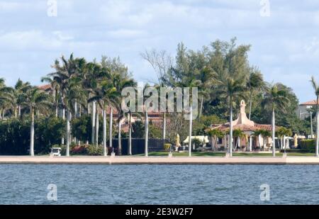 West Palm Beach, Usa. Januar 2021. Ein Golfwagen wird gesehen patrouillieren das Gelände vor dem Trump Mar-A-Lago Anwesen in Palm Beach, Florida am Mittwoch, 20. Januar 2021. Trump wurde von etwa 500 Anhängern begrüßt, als er in Florida ankam. Trump ist der einzige Präsident, der zweimal angeklagt wurde und vor dem Senat der Vereinigten Staaten vor Gericht gestellt wird. Foto von Gary i Rothstein/UPI Kredit: UPI/Alamy Live News Stockfoto