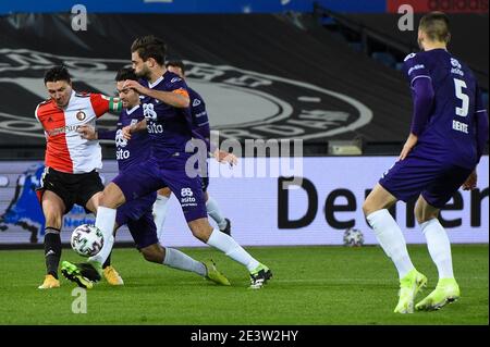 ROTTERDAM, NIEDERLANDE - JANUAR 20: Steven Berghuis von Feyenoord, Robin Propper von Herakles Almelo während des niederländischen KNVB Cup-Spiels zwischen Feyenoord Stockfoto