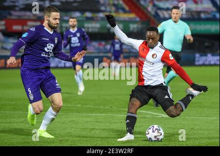 ROTTERDAM, NIEDERLANDE - JANUAR 20: Marco Rente von Herakles, Lutsharel Geertruida von Feyenoord während des niederländischen KNVB Cup-Spiels zwischen Feyenoord und Stockfoto