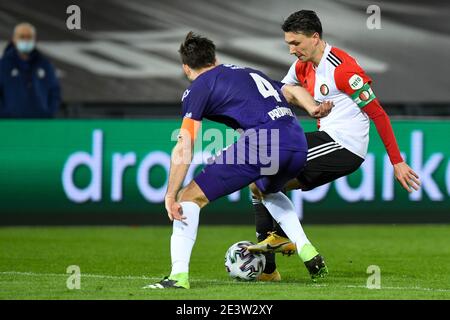 ROTTERDAM, NIEDERLANDE - JANUAR 20: Robin Propper von Heracles Almelo, Steven Berghuis von Feyenoord während des niederländischen KNVB Cup-Spiels zwischen Feyenoord Stockfoto