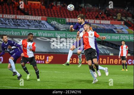 ROTTERDAM, NIEDERLANDE - JANUAR 20: Robin Propper von Heracles Almelo, Marcos Senesi von Feyenoord während des niederländischen KNVB Cup-Spiels zwischen Feyenoord und Stockfoto