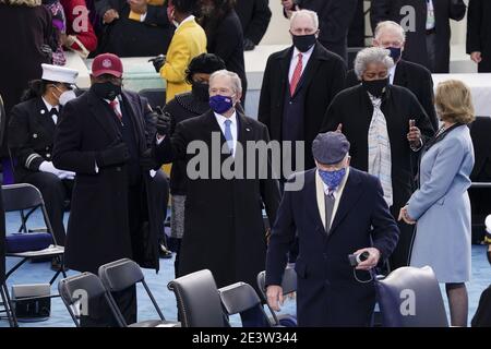 Washington, Usa. Januar 2021. Der ehemalige US-Präsident George W. Bush, Mitte, trägt eine Schutzmaske während der 59. Amtseinführung des Präsidenten in Washington, DC, USA, am Mittwoch, 20. Januar 2021. Biden wird an seinem ersten Tag als Präsident eine umfassende Reform der Einwanderung vorschlagen, einschließlich eines verkürzten Weges zur US-Staatsbürgerschaft für Migranten ohne Papiere - eine vollständige Umkehr von Donald Trumps Einwanderungsbeschränkungen und -Niederlagen, die jedoch mit großen Hinderungsgründen im Kongress konfrontiert ist. Foto von Kevin Dietsch/UPI Kredit: UPI/Alamy Live News Stockfoto