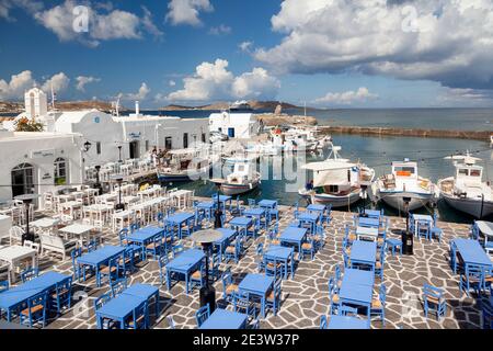 Der malerische Fischerhafen von Naoussa Dorf, in Paros Insel, Kykladen, Ägäis, Griechenland. Stockfoto