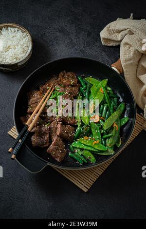 Hausgemachter Grill Koreanisches Rindfleisch Bulgogi, gegrilltes Rindersteak mit würziger Sauce. Stockfoto