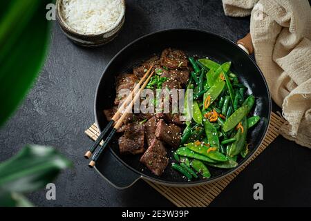 Koreanisches Rindfleisch Bulgogi, gegrilltes Rindersteak mit würziger Sauce. Stockfoto