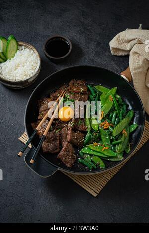 Hausgemachter Grill Koreanisches Rindfleisch Bulgogi, gegrilltes Rindersteak mit würziger Sauce. Stockfoto