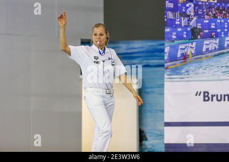 TRIEST, ITALIEN - JANUAR 20: Schiedsrichterin Gabriella Varkonyi (HUN) während des Spiels zwischen Frankreich und der Slowakei bei den Olympischen Wasserball-Spielen der Frauen Stockfoto