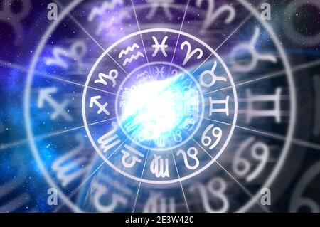 Astrologische Tierkreiszeichen innerhalb des Horoskopkreises auf dem Hintergrund des Universums - Astrologie und Horoskope Konzept Stockfoto