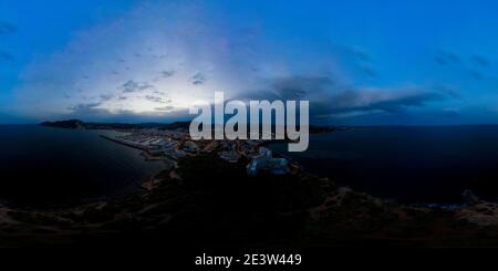 360 Grad Panorama Ansicht von Luftdrohne 360 Grad Panoramakugel Luftaufnahme des Schöner Strand vor Ibiza in Spanien mit spanischen Anzeigen Strand und Hotels von oben i