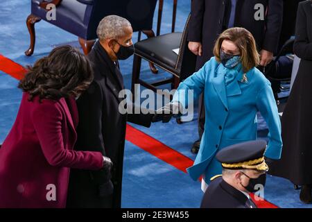 Washington, DC, USA. Januar 2021. Der ehemalige US-Präsident Barack Obama und die ehemalige First Lady Michelle Obama begrüßen die Sprecherin des Repräsentantenhauses Nancy Pelosi (D-CA) bei der Amtseinführung des designierten US-Präsidenten Joe Biden an der Westfront des US-Kapitols am 20. Januar 2021 in Washington, DC. Während der heutigen Einweihungszeremonie wird Joe Biden zum 46. Präsidenten der Vereinigten Staaten. ( Credit: Tasos Katopodis/Getty Images)/Media Punch/Alamy Live News Stockfoto