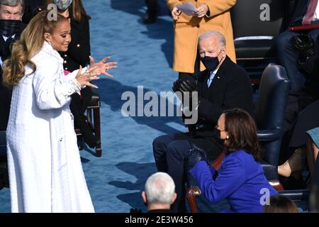 20. Januar 2021, Washington, District of Columbia, USA: DER DESIGNIERTE US-Präsident Joe Biden (C) sieht sich an, wie der designierte US-Vizepräsident Kamala Harris während der Eröffnungszeremonie von Joe Biden als 46. US-Präsident mit der US-Sängerin Jennifer Lopez spricht. (Bild: © Saul Loeb/CNP über ZUMA Wire) Stockfoto