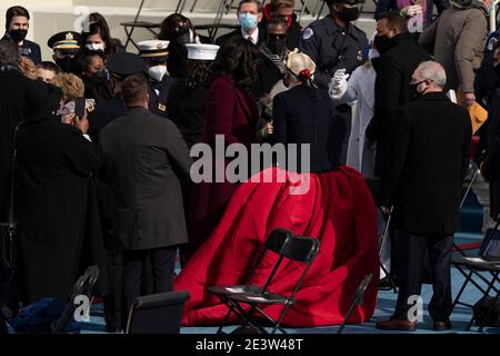 Lady Gaga geht nach dem Singen bei der Einweihung von Joe Biden als 46. Präsident der USA am Mittwoch, 20. Januar 2021, im US-Kapitol in Washington, DC. Quelle: Chris Kleponis/CNP weltweit Stockfoto