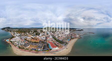 360 Grad Panorama Ansicht von Luftdrohne 360 Grad Panoramakugel Luftaufnahme des Schöner Strand vor Ibiza in Spanien mit spanischen Anzeigen Strand und Hafen mit Booten