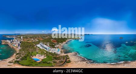 360 Grad Panorama Ansicht von Luftdrohne 360 Grad Panoramakugel Luftaufnahme des Schöner Strand vor Ibiza in Spanien mit spanischen Anzeigen Strand und Hotels von oben