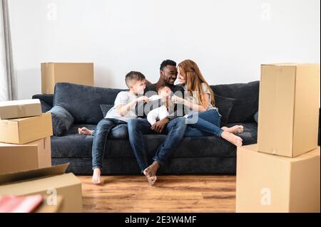 Multirassische Familie Umzug in ein neues Haus Stockfoto