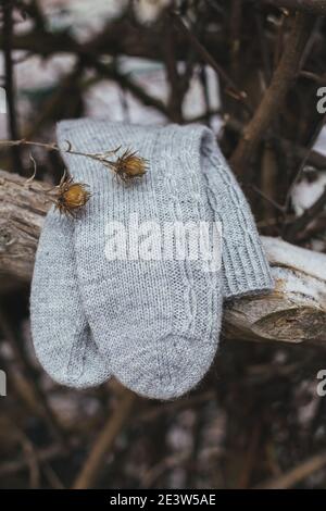 Ein Paar graue handgestrickte Socken auf einem dunklen rustikalen Hintergrund. Natürliche Farben. Stockfoto