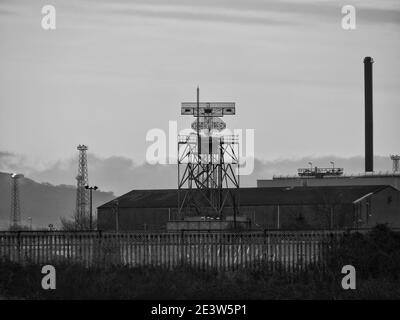 Radarturm in der Nähe des Flughafens Belfast Stockfoto