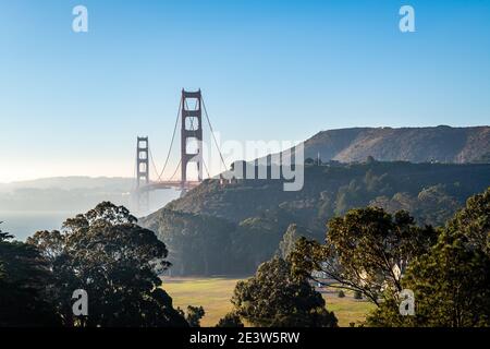 Die Golden Gate Bridge von Fort Baker aus gesehen Stockfoto