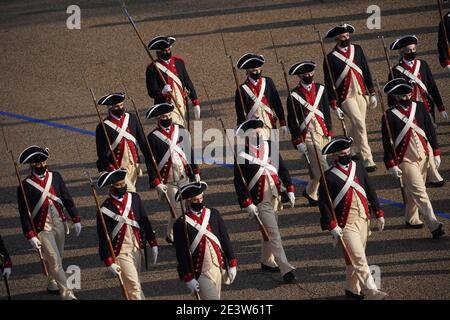 Eine historische Militärparade geht auf der Pennsylvania Avenue während der 59. Präsidenteneinweihungsparty in Washington, D.C., USA, am Mittwoch, 20. Januar 2021. Biden wird an seinem ersten Tag als Präsident eine umfassende Reform der Einwanderung vorschlagen, einschließlich eines verkürzten Weges zur US-Staatsbürgerschaft für Migranten ohne Papiere - eine vollständige Umkehr von Donald Trumps Einwanderungsbeschränkungen und -Niederlagen, die jedoch mit großen Hinderungsgründen im Kongress konfrontiert ist. Foto von Al Drago/Pool/ABACAPRESS.COM Stockfoto