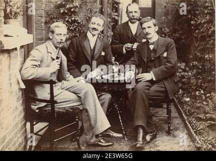 1890er Jahre viktorianisches Porträt eines unbekannten modisch gekleideten älteren Mannes, der in einem Garten sitzt. Eine von zehn Fotografien von Freunden und Familie in der gleichen Umgebung. Stockfoto