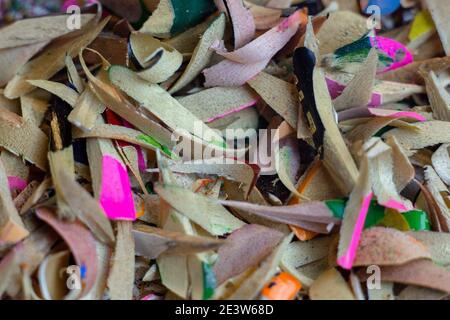 Späne von Buntstiften auf weißem Hintergrund. Makroaufnahmen. Stockfoto