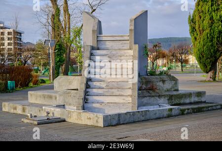 07.01.2021. Bulgarien, Kardzhali. Treppe aus Stein Skulptur im offenen Park in Kardzali Bulgarien während des frühen Morgens mit Sonnenschein. Stockfoto