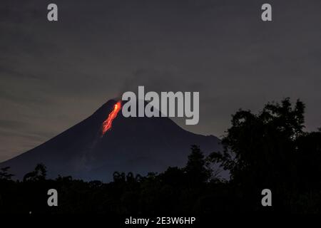 Sleman, Yogyakarta, Indonesien. Januar 2021. Der Merapi-Berg strahlt heiße, rot leuchtende Lava von seinem Gipfel aus, wie man sie von Sleman, Yogyakarta, aus sieht. Der Leiter des Geological Disaster Research and Development Centre (BPPTKG) Hanik Humaida sagte, dass der Merapi-Berg achtmal ausgebrochen ist, mit einer maximalen Gleitstrecke von 1,500 Metern nach Südwesten. Quelle: Slamet Riyadi/ZUMA Wire/Alamy Live News Stockfoto