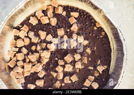Käsekuchen mit gesalzenem Karamell verziert Stockfoto