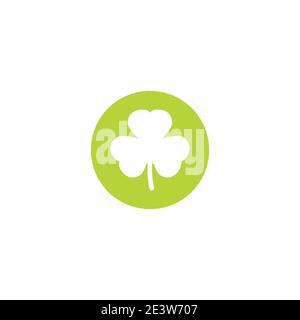 Grüne flache Ikone des irischen Klees im Kreis. Schamrock isoliert auf weiß. Vektorgrafik. Umweltfreundlicher Stil. St. Patrick Tag Abzeichen Stock Vektor