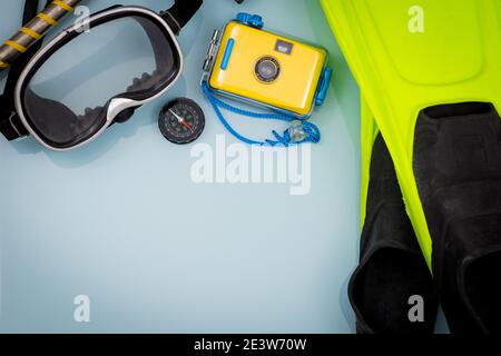 Tauchausrüstung auf blauem Hintergrund. Unterwasserkamera, Platz für eine Inschrift. Scuba Blog Stockfoto