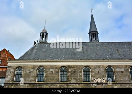 Reformierte Kirche Gasthuiskerk am Havenplein in Zierikzee, Niederlande mit blauem Himmel Stockfoto