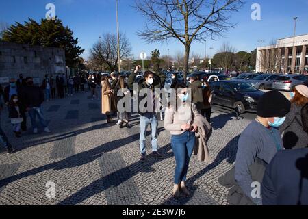 LISSABON, PORTUGAL - 17. JANUAR: Eine allgemeine Ansicht der Menschen in der Schlange, die darauf warten, am 17. Januar 2021 in Lissabon ihre vorzeitige Abstimmung abzugeben. Die riesigen Schlangen überraschten die Tausenden von Wählern, die sich entschlossen, die vorgezogenen Wahlen für die Präsidentschaftswahlen durchzuführen, die inmitten der kovid-19-Epidemie in Portugal stattfinden, Sind für Januar 24 geplant, und dies ist das zehnte Mal, dass die Portugiesen aufgerufen wurden, den Präsidenten der Republik in der Demokratie zu wählen, seit 1976. Foto: Luis Boza Stockfoto