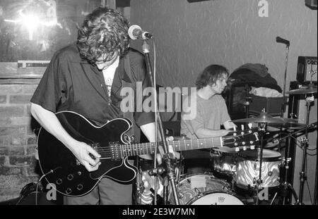 Dean Wareham und Damon Krukowski von Galaxie 500 beim Auftritt im Winkles Nachtclub, Bedford, Großbritannien, 12. Dezember 1989. Stockfoto