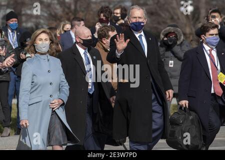 Washington, Usa. Januar 2021. Der ehemalige Präsident George W. Bush und die ehemalige First Lady Laura Bush verlassen das US-Kapitol nach der Amtseinführung von US-Präsident Joe Biden und Vizepräsident Kamala Harris am Mittwoch, 20. Januar 2021 in Washington, DC. Pool Foto von Rod Lampey/UPI Kredit: UPI/Alamy Live Nachrichten Stockfoto