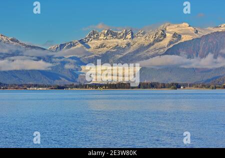 Natürliche Wildnis Schönheit von Juneau, Hauptstadt von Alaska und eine Stadt ohne Straßenzugang. Gelegen am Gastineau Channel im Alaska Panhandle Stockfoto