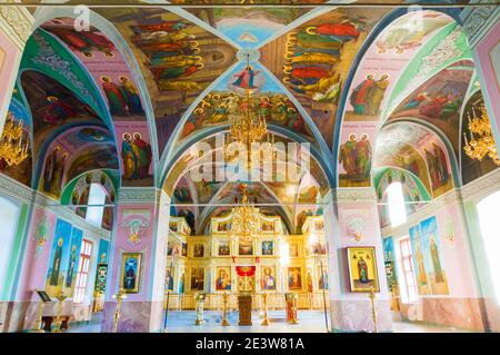 Dmitrov, Russland - 25. Oktober 2019: Innenansicht der Kirche. Schöne alte Bilder von Heiligen im Tempel. Stockfoto