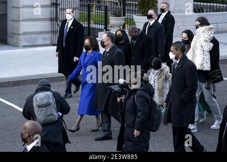 Washington, Usa. Januar 2021. Vizepräsident Kamala Harris und zweiter Gentleman Doug Emhoff gehen zum Eisenhower Executive Office Gebäude nach der Einweihung des US-Präsidenten Joe Biden und Vice President Kamala Harris am Mittwoch, 20. Januar 2021 in Washington, DC. Pool Foto von Stefani Reynolds/UPI Kredit: UPI/Alamy Live Nachrichten Stockfoto